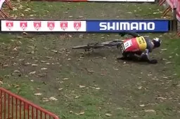 🎥 Van Aert gaat de fout in bij rentree: sprong over balk gaat mis, met valpartij als gevolg