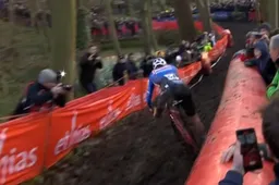 🎥 Kunstenaar op de fiets: Van der Poel kan net overeind blijven in levensgevaarlijke afdaling Gavere