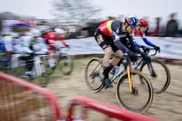 Belgen gaan WK-trucje inzetten om Van Aert vanaf startrij twee zo snel mogelijk bij Van der Poel te krijgen