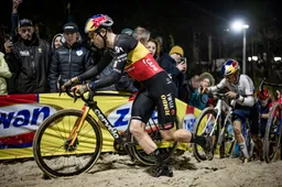 Van Aert gaf het halfweg cross al op in Diegem, maar won toch: 'Dacht dat Mathieu was gaan vliegen'