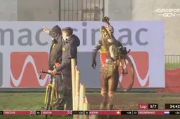 🎥 Ongelofelijk: Van Aert krijgt doek van mecanicien in wiel en moet teruglopen om van fiets te wisselen