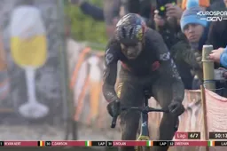 Zelfs doek in wiel kan hem niet deren: Van Aert heeft aan één versnelling genoeg in Dublin