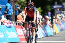 Vroege tegenvaller voor INEOS-ster Hayter: voorlopig uit roulatie met sleutelbeenbreuk