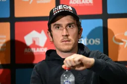 Thomas haalt keihard uit naar 'Movistar-renner die Groves bij de kraag vatte en duwde': 'Die is knettergek'