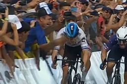 🎥Jakobsen ontsnapt aan horrorval na botsing met telefoon Argentijnse toeschouwer in volle sprint