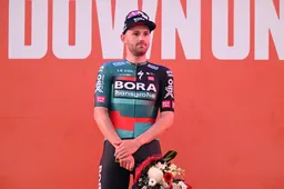 Meeus klapt tweemaal tegen het asfalt en stapt door hersenschudding niet meer op in Tour Down Under