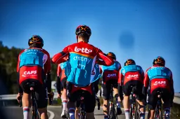 Wielertenues 2024:  Nauwelijks veranderingen bij Lotto Dstny, EF Education-EasyPost laat gele tinten in roze tenue doorschemeren