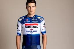 Vervaeke ziet verschillen tussen Dumoulin en Evenepoel: 'Remco durft meer zijn ploeg te gebruiken'