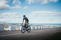 Wielertenues 2023: Team DSM verandert alleen een sponsor op kenmerkende zwart-blauwe tenue