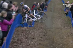 'Shaking' Pidcock moet precieze schade nog opmeten na 'stomme' val: 'Ik zit nog vol van de adrenaline'