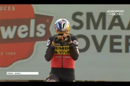 Wout van Aert is niet te stoppen: Jumbo-Visma-coureur soleert voor Van der Poel naar winst in Zonhoven