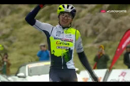 Eerste profoverwinning voor Kobe Goossens in kletsnatte omstandigheden: 'Ik ging vol gas in de afdalingen'