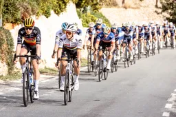 Evenepoel pakt kostbare seconden in waaieretappe, maar waarschuwt: 'UAE zal geprikkeld zijn'