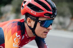 Tom Pidcock wegens duw- en trekwerk teruggezet in daguitslag van openingsetappe Ronde van Algarve