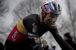 U vraagt, wij draaien: zegevierende Van Aert hoort zijn 'verzoeknummer' terug tijdens cross in Koksijde