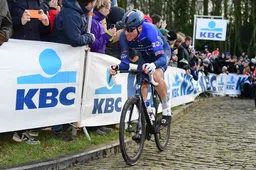 Küng had na zware Ronde van Vlaanderen niets in te brengen tegen Pogacar en Van der Poel: 'Zijn van een niveautje hoger'