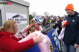 🎥 Molengraaf in tranen na dramatische WK-race, moeder en Puck Pieterse bieden troostende schouder