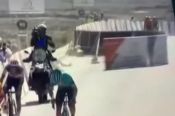 Update | 🎥 Helikopter laat finishhekken in Ronde van Oman vliegen, piloot uit koers gezet