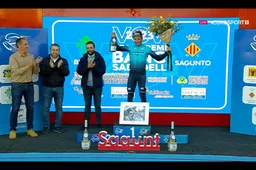 Simone Velasco eert overleden Astana-verzorger met winst in Valencia: 'Deze zege is voor hem'