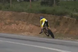 🎥 Wow! Pidcock voorkomt met offroad-skills nare val in tijdrit Algarve