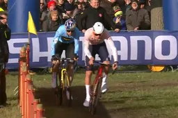 Van Aert noemt zichzelf 'laffe renner' na vliegende start Van der Poel: 'Heb enorm afgezien'