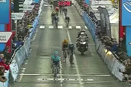 Velasco laat Astana juichen en klopt Jungels en Gregaard in Valencia, peloton komt twee seconden te laat