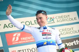 Als een duveltje uit een doosje: Jakobsen snelt - uit onmogelijke positie - naar zege in Hongarije