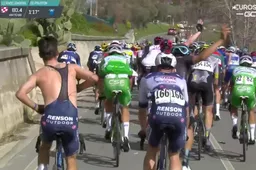 📸 Alaphilippe begeeft zich op grens van diskwalificatie door helm af te zetten, maar komt weg met boete