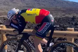 🎥 Van Baarle en Geoghegan Hart dollen met 'aero' Evenepoel: 'Hoe ruiken je polsen?'