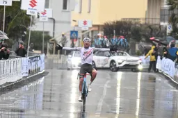 Sterke Nans Peters zet concurrentie een hak in doorregende Trofeo Laigueglia