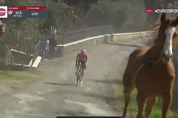 📽 Bizar: loslopend paard zit achtervolgster Vollering in de weg in volle finale Strade Bianche