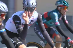 🎥 Alle ogen al weer gericht op Pogacar: Sloveen valt in neutralisatie en grapt met Trentin in de camera