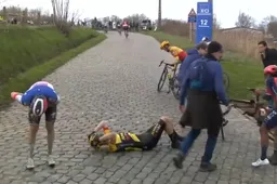 🎥 Chaos in de E3: Van Baarle en Skaarseth vallen hard, Pogacar ontsnapt met stuurkunsten aan crash