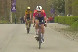 Oersterke Vollering knalt Vos op strook vals plat uit het wiel op weg naar zege in Dwars door Vlaanderen