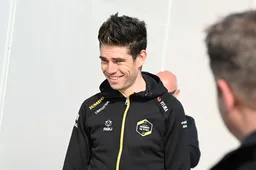 Ondertussen in het peloton | Van Aert krijgt lachers op zijn hand na hardlooprondje
