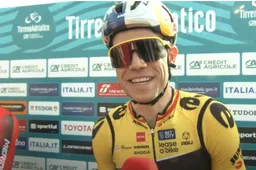 🎥 Wout van Aert kan glimlach niet onderdrukken na suggestie startinterviewer: 'Misschien ziet het er zo uit'