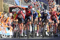 Ethan Hayter snelt met gemak naar winst in eerste etappe Ronde van het Baskenland