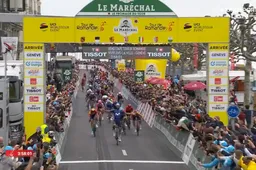 Gaviria verrast alles en iedereen met lange sprint in Ronde van Romandië, Adam Yates eindwinnaar