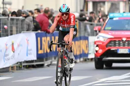 Maximaal Van Gils! Jonge Belg sprint op indrukwekkende wijze naar WorldTour-zege in Eschborn-Frankfurt