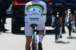 📸 Evenepoel doet een Van der Poeltje en start in Luik-Bastenaken-Luik met opvallende witte koersbroek