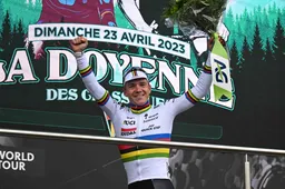 Evenepoel blij met 'show' Quick Step én finishfoto in regenboogtrui: 'Geweldig, echt magisch'
