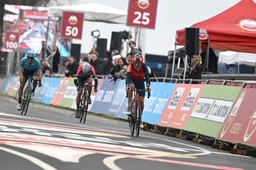 Pidcock sleept derde plek uit het vuur: 'Ik heb een beetje moeite met de afstand dit jaar'