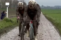 📸 Daar zijn de foto's (en video's): Van der Poel, Van Aert en alle anderen dokkeren over de kasseien!