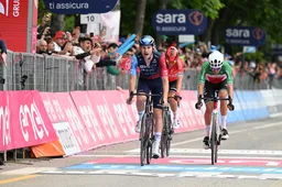 Mede-vluchters Riesenbeek en co zagen Healy demarreren en pas aan de finish weer terug: 'Hij verdween gewoon'