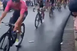 🎥 Pech, telefoon weg: Giro-peloton kent geen genade voor gevallen mobiel toeschouwer