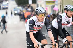 Almeida komt in openingsfase achtste etappe Vuelta ten val; Portugees behoeft medische assistentie