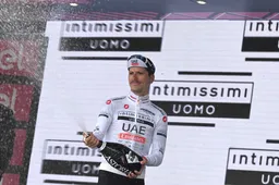 Almeida bedankt INEOS na gevaarlijke afdaling: 'De weg zag er heel glad uit'