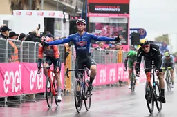 Dolle boel in Giro: Groves wint, finale vol valpartijen met onder meer Dekker, Cavendish en Evenepoel