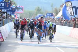 Milan verrast met overwinning in eerste sprintersetappe Giro d'Italia: Dekker tweede, Groves derde