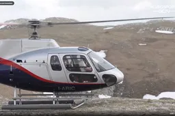 🎥 Ik heb een heli-heli-heli-helikopter! Remco Evenepoel vertrekt op 'alternatieve' wijze vanaf Gran Sasso